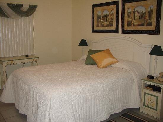 Holiday Isle Yacht Club — Guest room