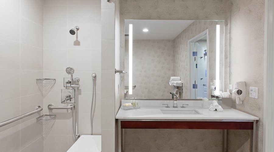 Holiday Lodge Los Angeles California — Bathroom