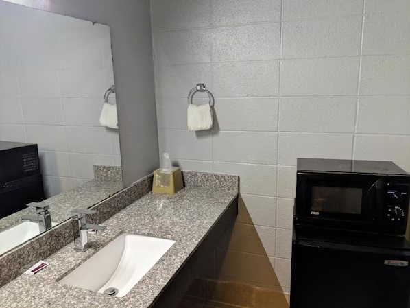 Holiday Lodge Motel — Bathroom