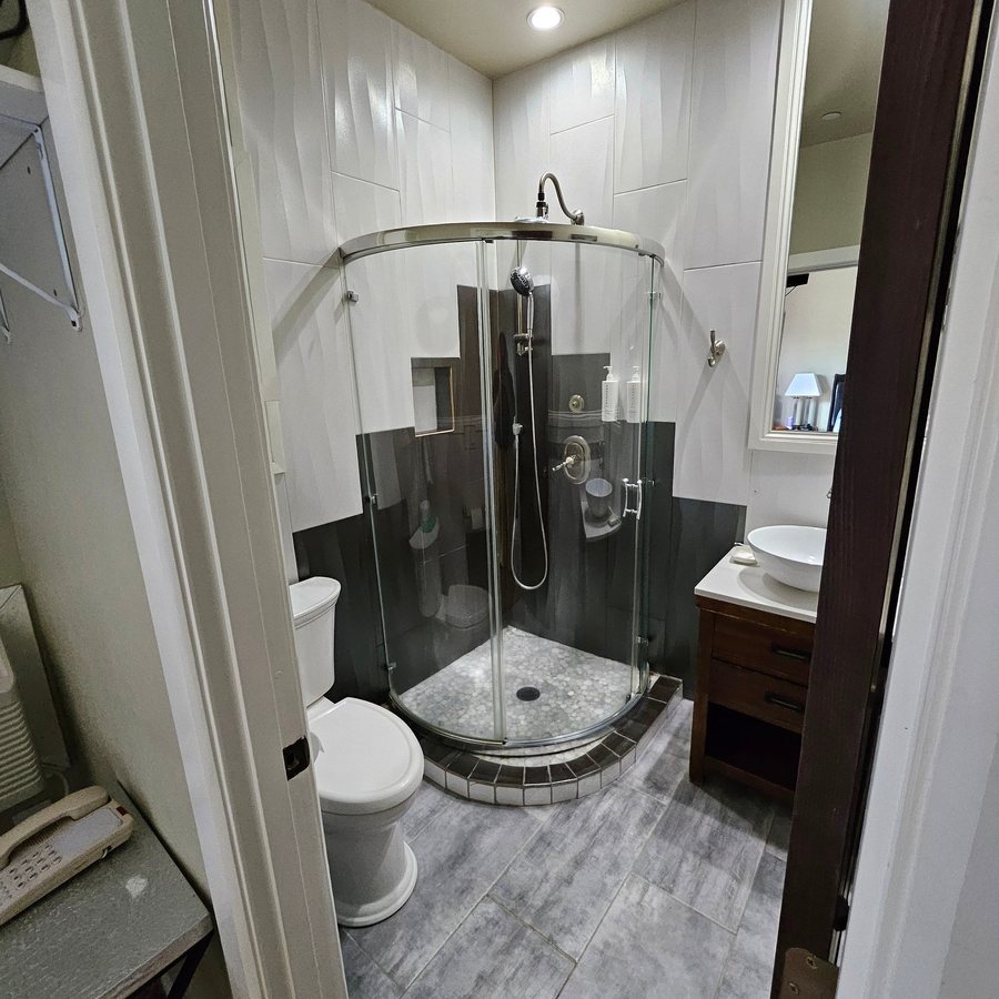 Holiday Motel — Bathroom