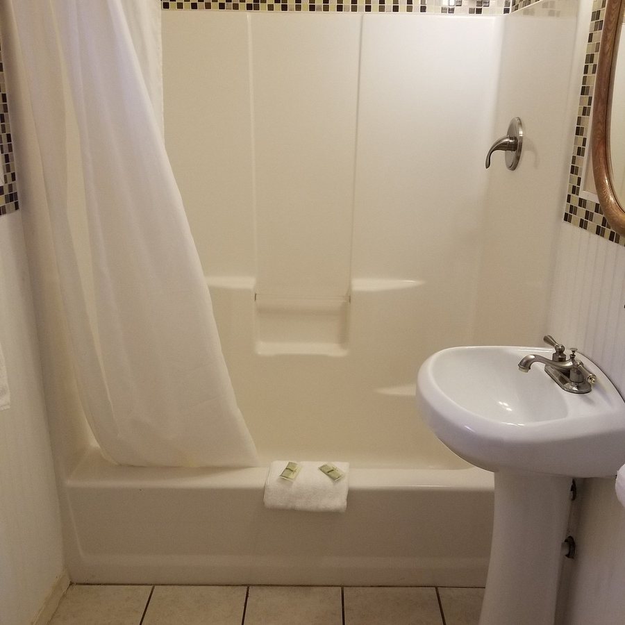 Holiday Motel — Bathroom