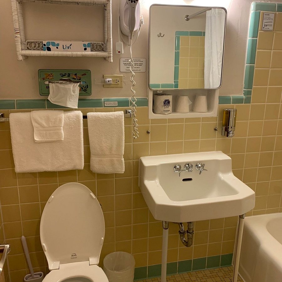 Holiday Music Motel — Bathroom
