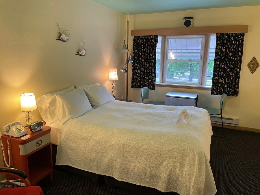 Holiday Music Motel — Guest room