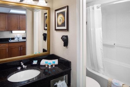 Holiday Pavilion Resort On The Boardwalk — Bathroom