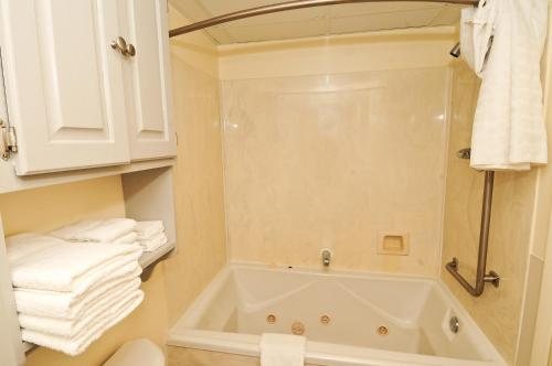 Holiday Sands South — Bathroom
