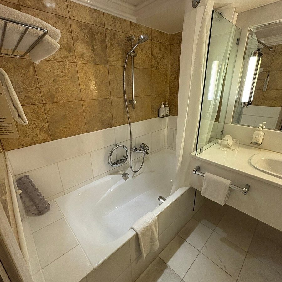 Holiday Suites — Bathroom