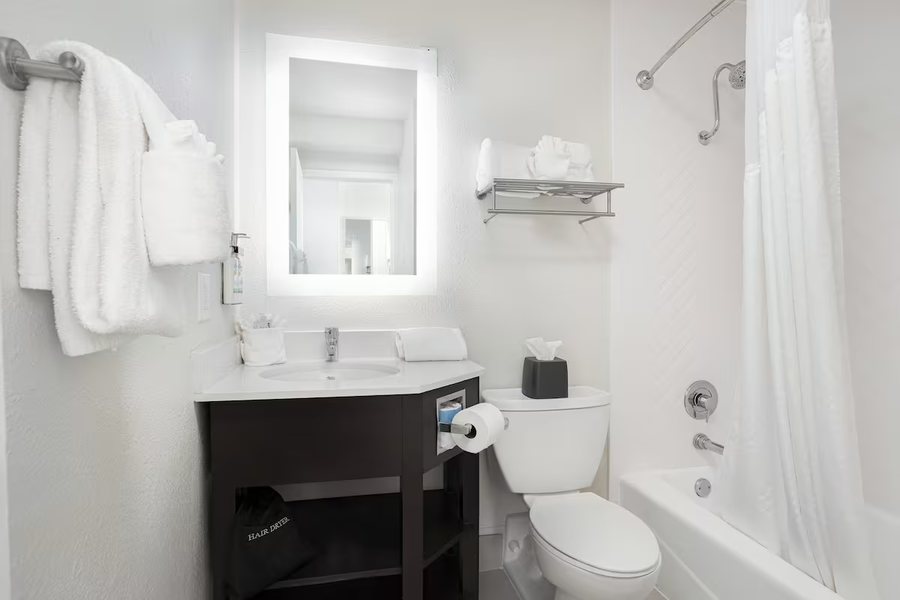 Holiday Surf Hotel — Bathroom