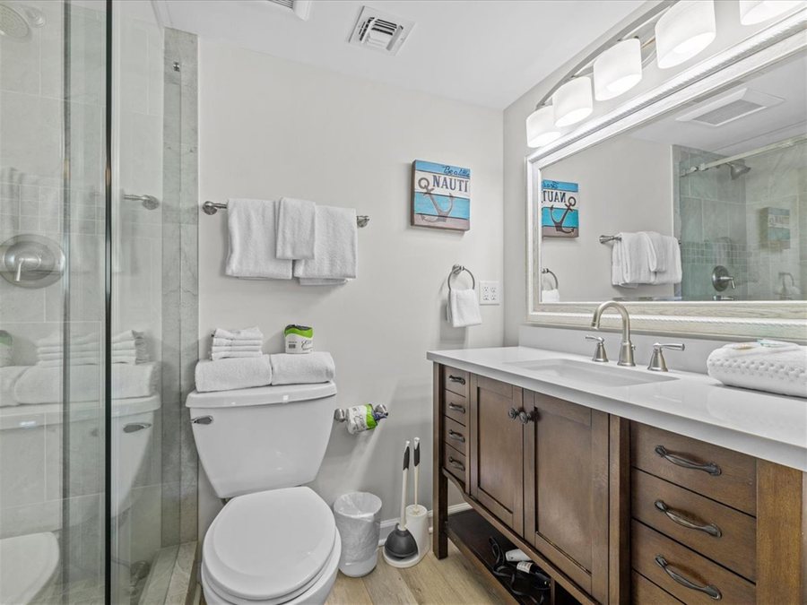 Holiday Surf Racquet Club — Bathroom