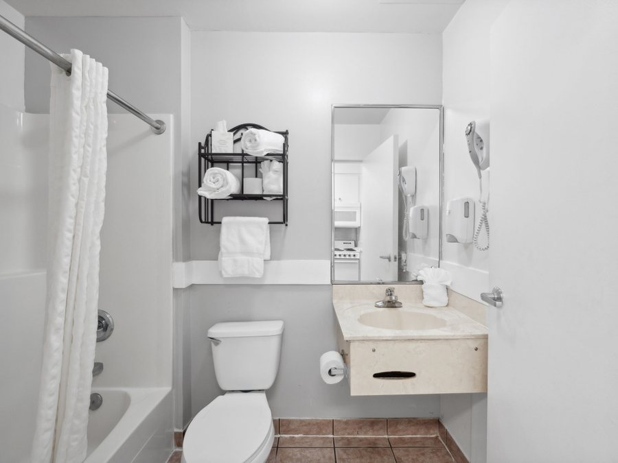 Holiday Terrace Beachfront Hotel a By The Sea Resort — Bathroom