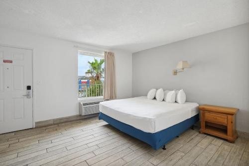 Holiday Terrace Beachfront Hotel a By The Sea Resort — Guest room