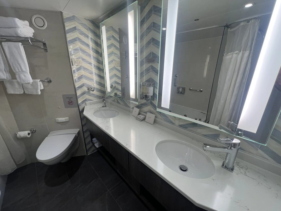 Holland America Skagway Inn — Bathroom