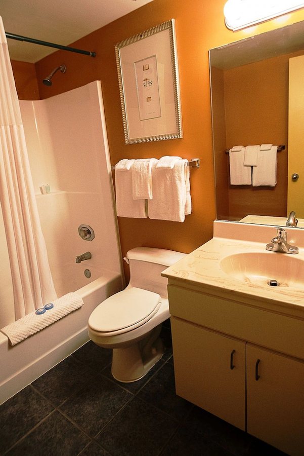 Hollander Hotel — Bathroom