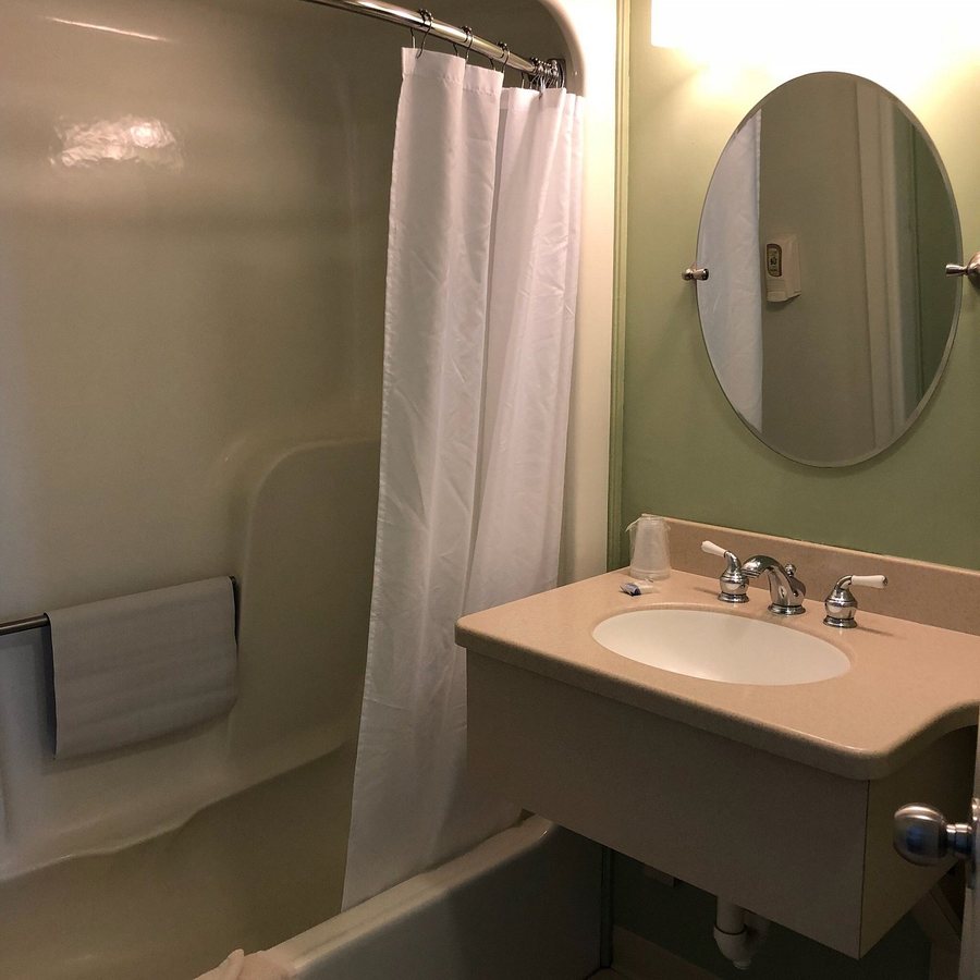 Holly Tree Resort — Bathroom