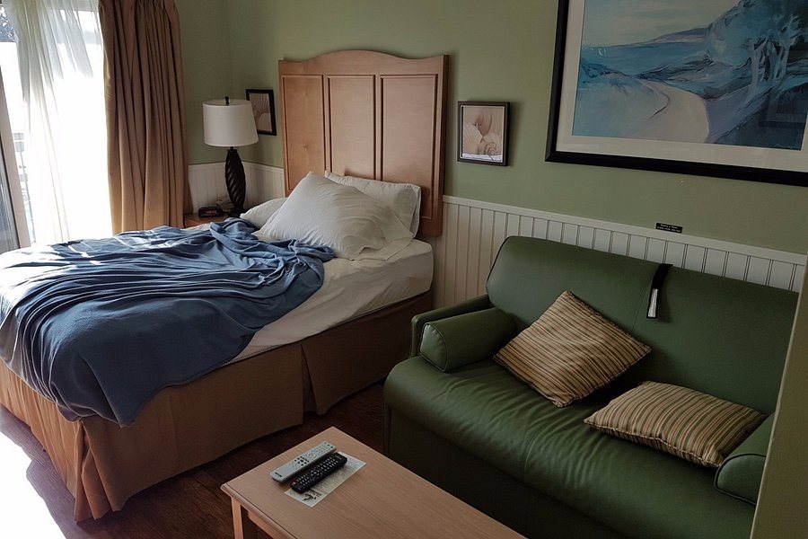 Holly Tree Resort — Guest room