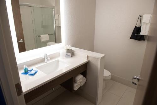 Hollyhock Suites — Bathroom