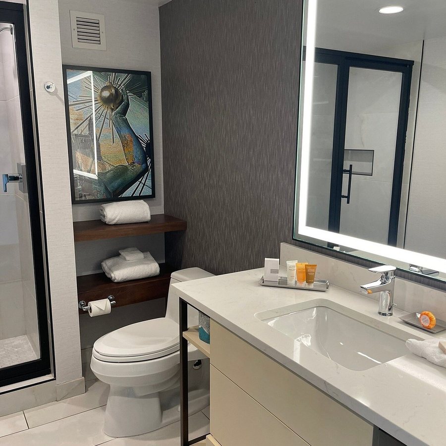Hollywood Casino Hotel at Greektown Detroit Michigan — Bathroom