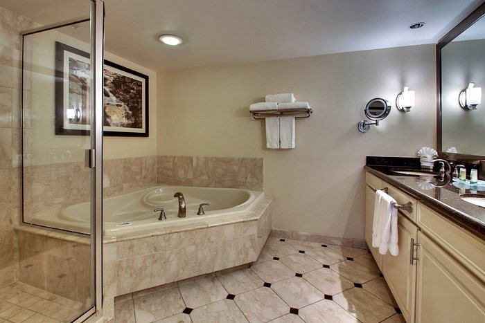 Hollywood Casino Resort Gulf Coast — Bathroom