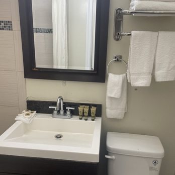 Hollywood City Inn — Bathroom