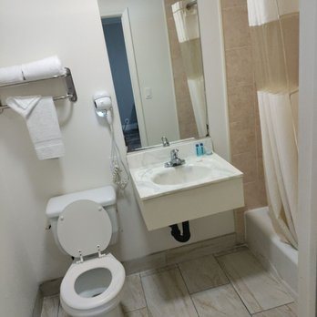 Hollywood Guest Inn Los Angeles California — Bathroom