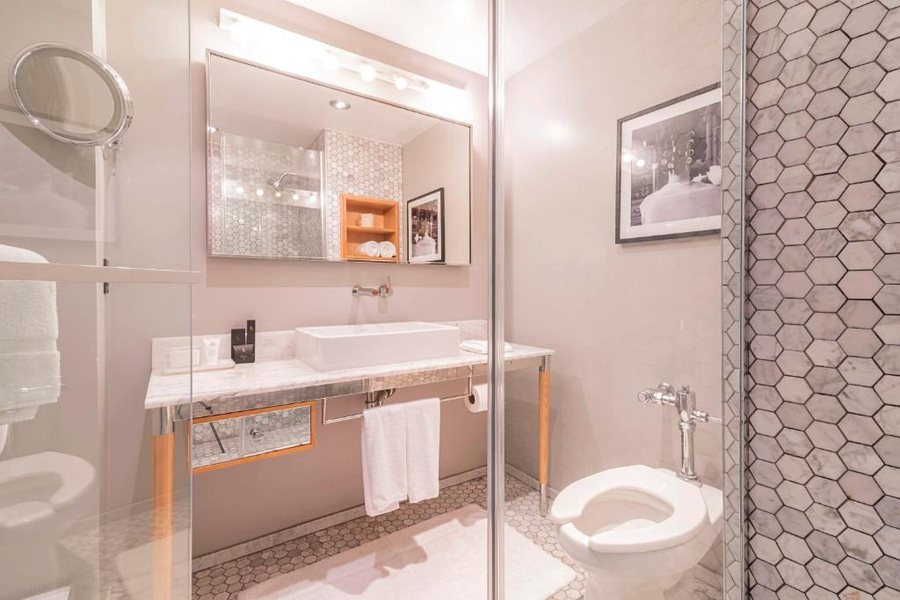 Hollywood Hotel — Bathroom