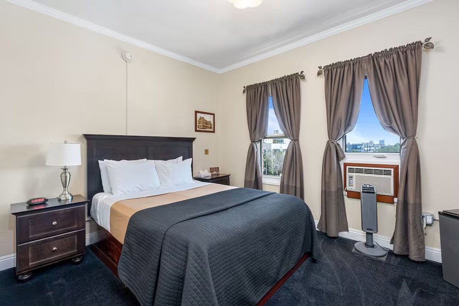 Hollywood Hotel — Guest room