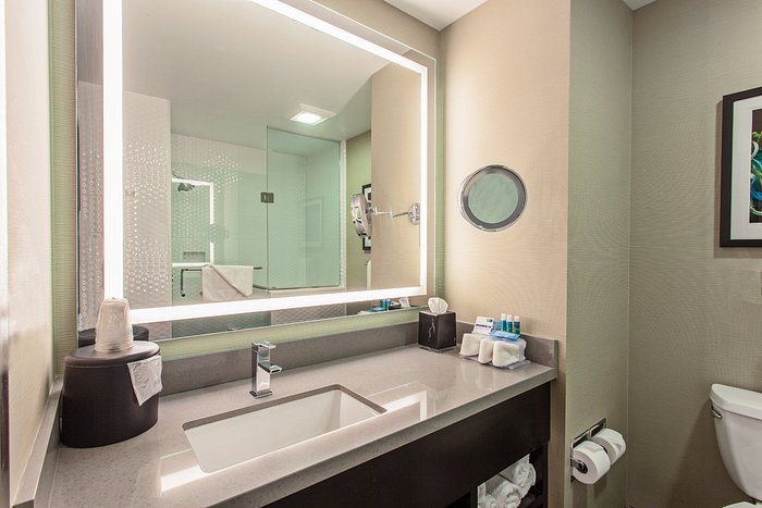 Hollywood Inn Express North Los Angeles California — Bathroom