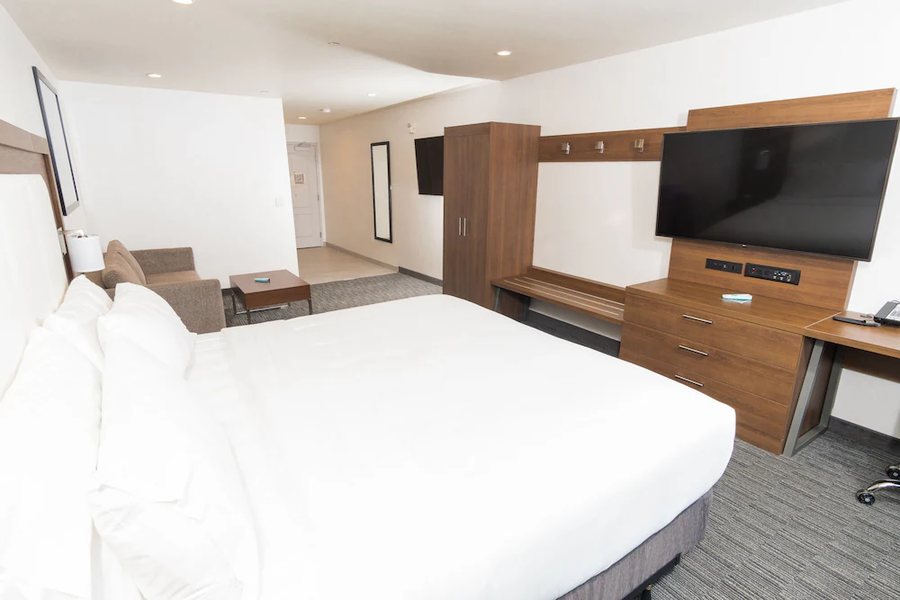 Hollywood Inn Express North Los Angeles California — Guest room