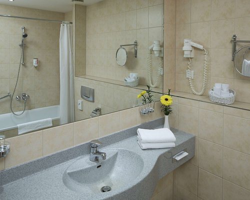 Hollywood Media Hotel — Bathroom