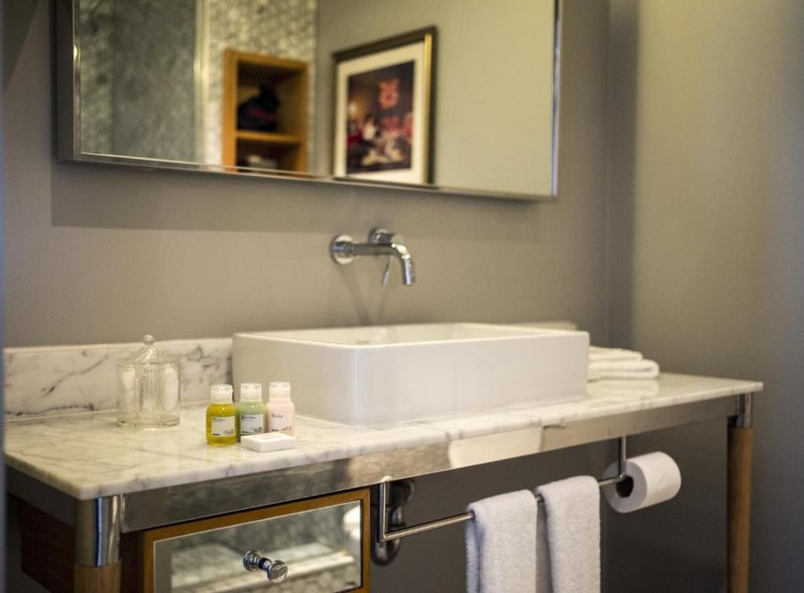 Hollywood Roosevelt Hotel — Bathroom