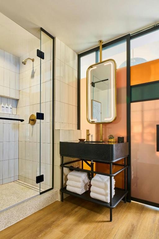 Hollywood Volume A Tribute Portfolio Hotel — Bathroom