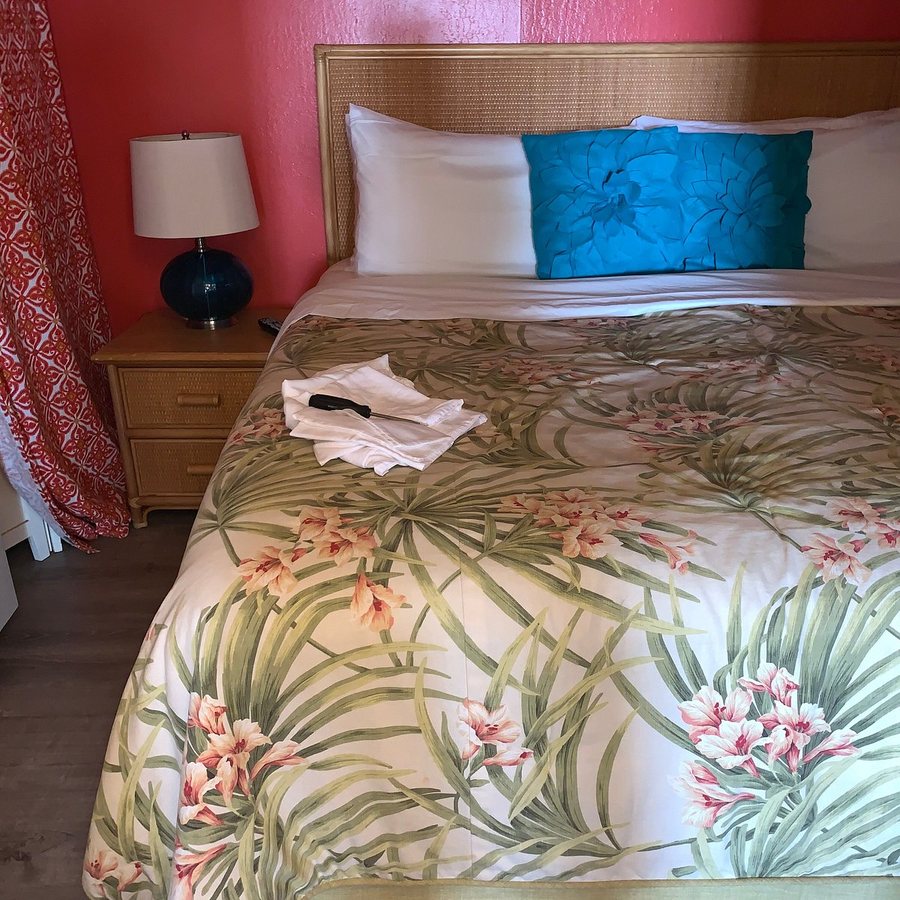 Hololani Resort — Guest room