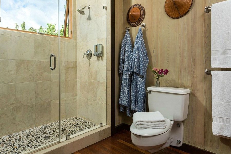 Holualoa Inn — Bathroom