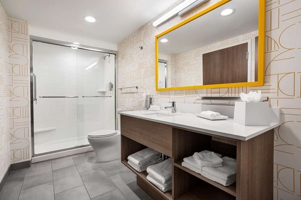 Home 2 Suites by Hilton Indianapolis Northwest — Bathroom