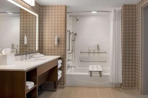 Home 2 Suites By Hilton Jackson — Bathroom