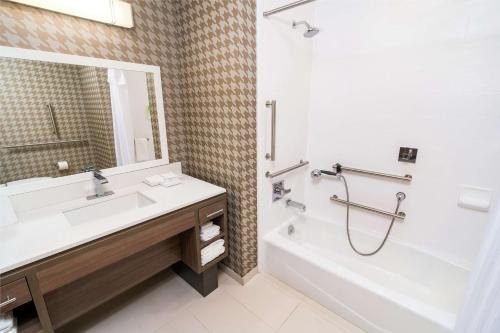 Home2 Las Vegas Convention Center Las Vegas Nevada — Bathroom