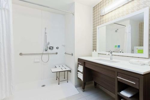 Home2 Suites Birmingham Colonnade — Bathroom