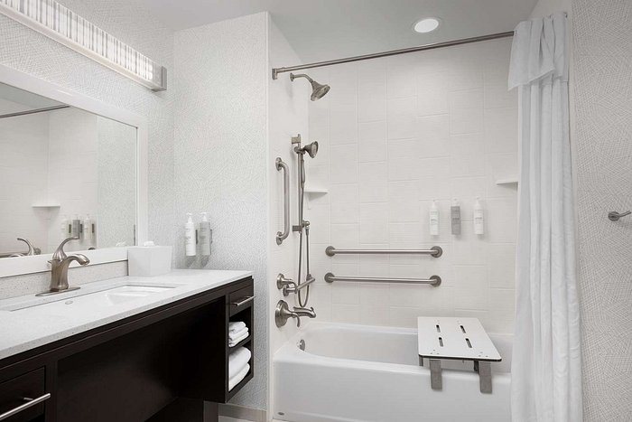 Home2 Suites by Hilton Alcoa Knoxville Airport — Bathroom