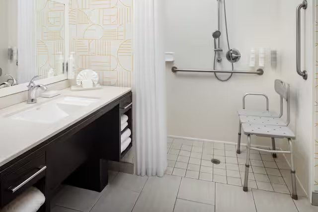 Home2 Suites by Hilton Amarillo — Bathroom