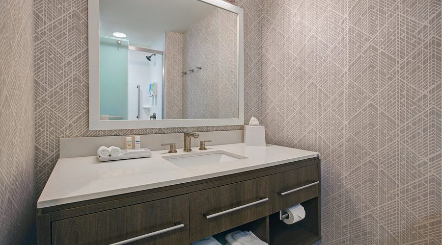 Home2 Suites by Hilton Asheville Biltmore Village — Bathroom