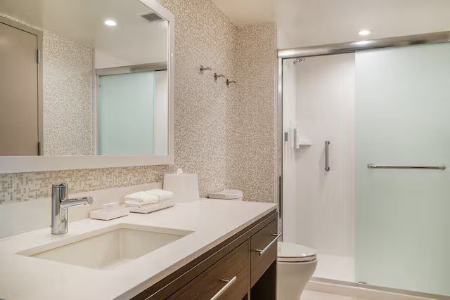 Home2 Suites by Hilton Atlanta Airport North — Bathroom