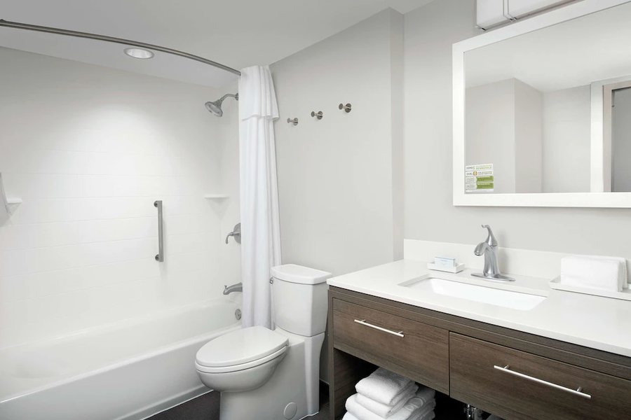 Home2 Suites By Hilton Atlanta Midtown — Bathroom