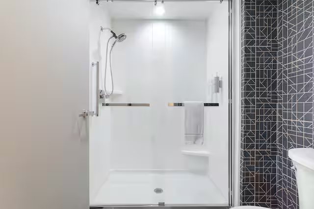 Home2 Suites by Hilton Austin Airport — Bathroom