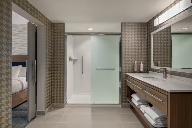Home2 Suites by Hilton Austin East Side 5th Street — Bathroom