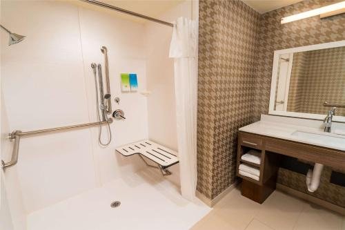 Home2 Suites By Hilton Bakersfield — Bathroom