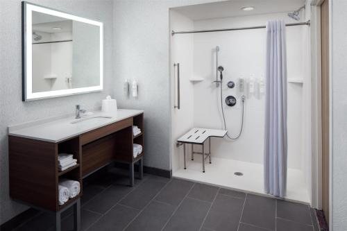 Home2 Suites by Hilton Barstow — Bathroom