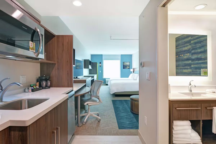 Home2 Suites by Hilton Bettendorf Quad Cities — Bathroom