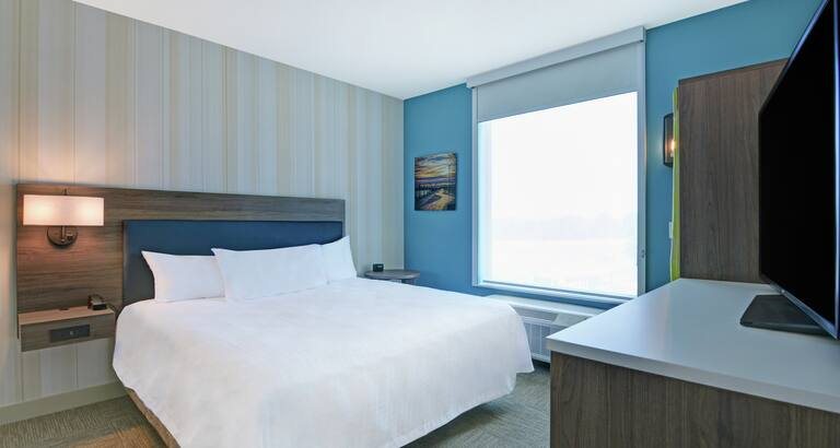 Home2 Suites by Hilton Bettendorf Quad Cities — Guest room