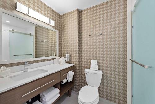 Home2 Suites by Hilton Big Bear Lake — Bathroom