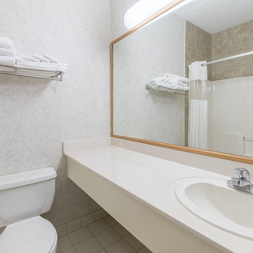 Home2 Suites by Hilton Bismarck — Bathroom