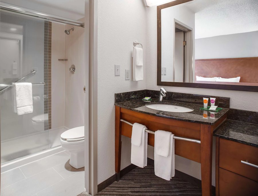 Home2 Suites by Hilton Blue Ash Cincinnati — Bathroom